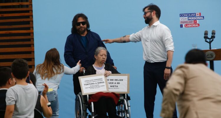 Tenso momento vivió presidente Boric en Independencia cuando dos personas interrumpieron su discurso