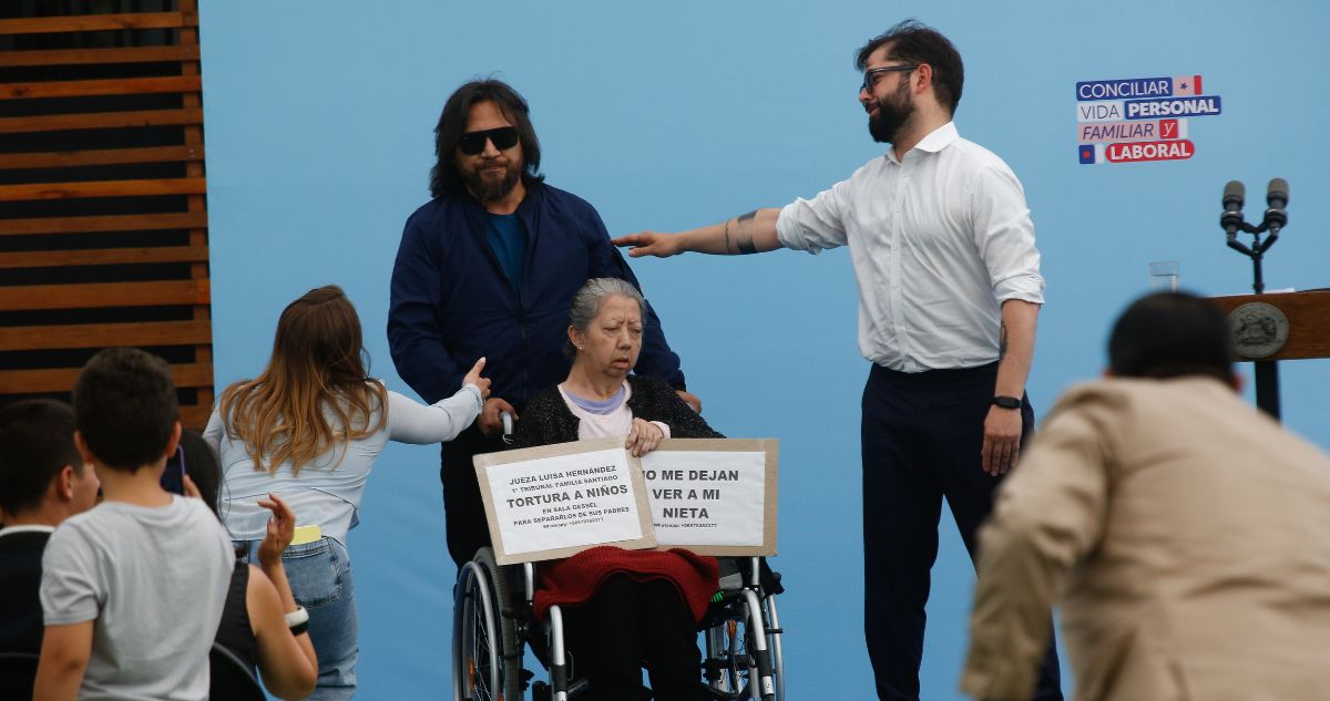 Tenso momento vivió presidente Boric en Independencia cuando dos personas interrumpieron su discurso