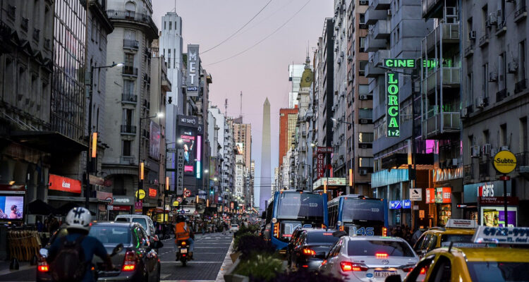 Recaudación tributaria de Argentina creció casi 140% en noviembre, pero se lastraría por la inflación