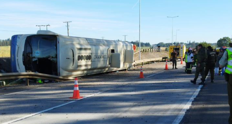 Bus que trasladaba a niños a competencia deportiva vuelca en Ruta 5 Sur
