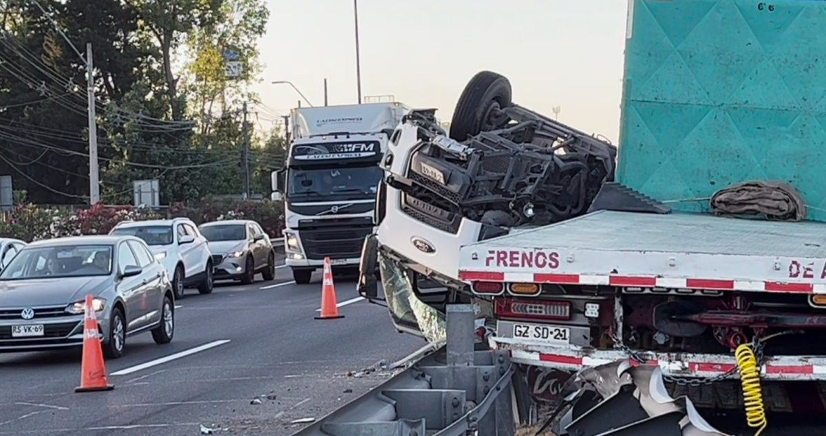 Dos camiones y un auto protagonizan grave accidente en Ruta 5 altura San Bernardo