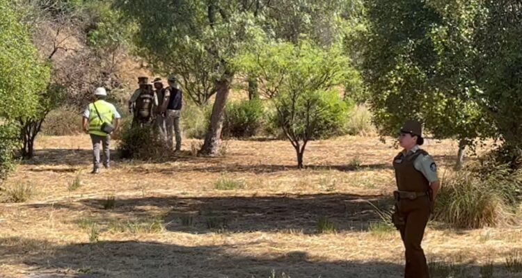 Encuentran cadáver amarrado y envuelto en frazadas a un costado de la Ruta 78 en Talagante