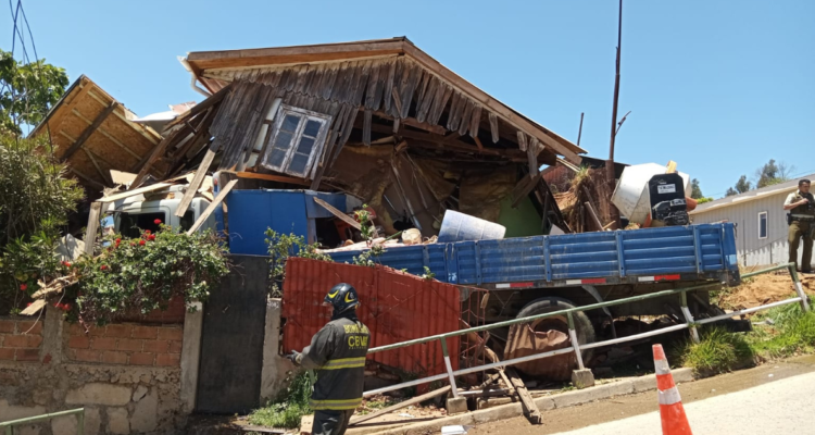 CAMIÓN IMPACTA CONTRA CASA EN VALPARAÍSO