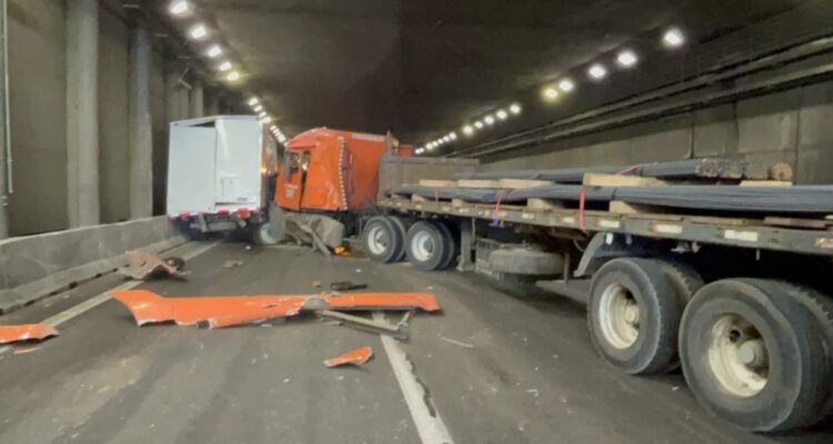 Colisión entre tres camiones en General Velásquez deja carga desparramada y provoca alta congestión