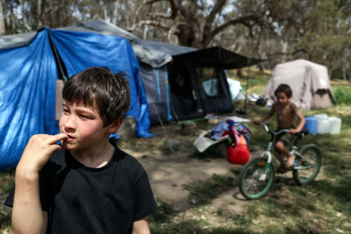 A los niños que viven en campamentos les negaron matriculas escolares por no contar con un domicilio fijo