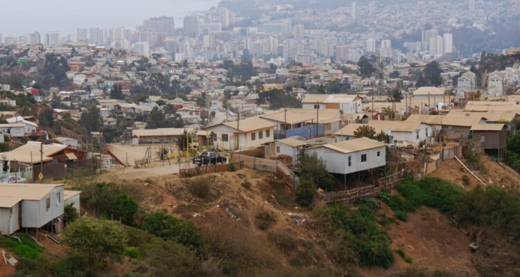 Incertidumbre en campamentos de Valparaíso: piden transparencia a Gobierno por Serviu y Caso Convenios