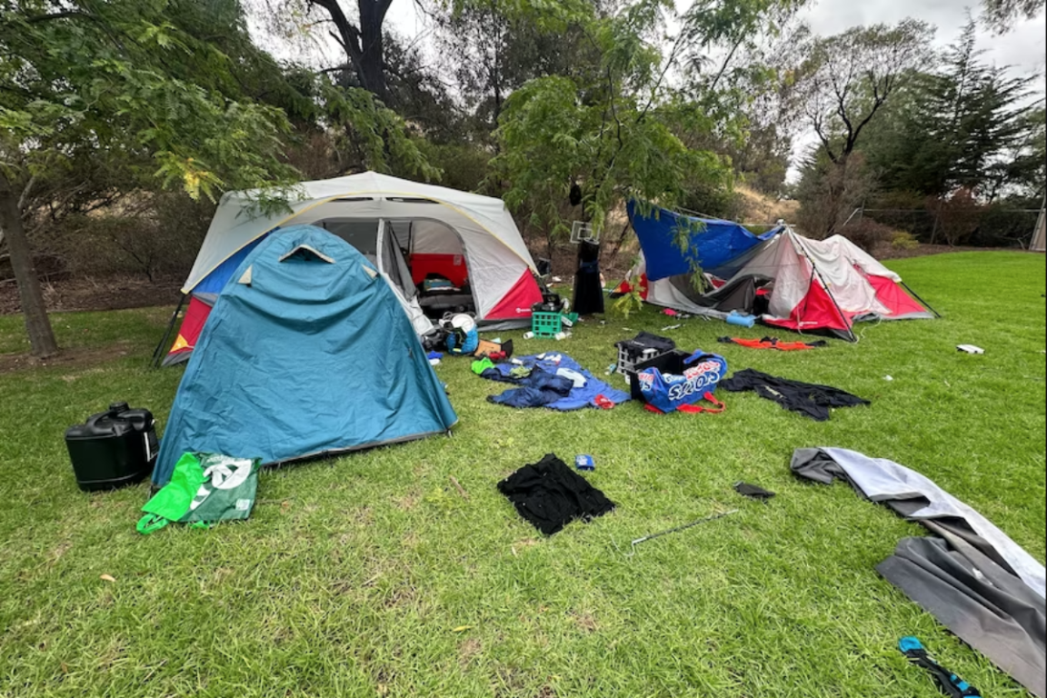 Algunas familias se apostaron en parques residenciales, pero los habitantes se quejaron de acumulación de basura e inseguridad
