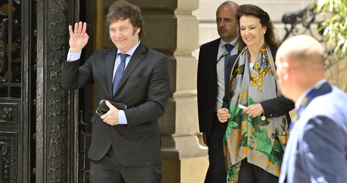 El entonces presidente electo Javier Milei se retira del Palacio San Martín, sede de la Cancillería argentina, junto a Diana Mondino