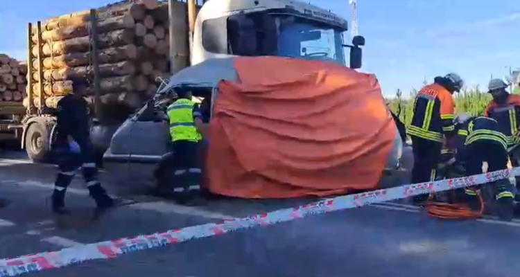 Arresto nocturno para conductor de furgón donde murieron 4 personas tras grave colisión en Los Ángeles