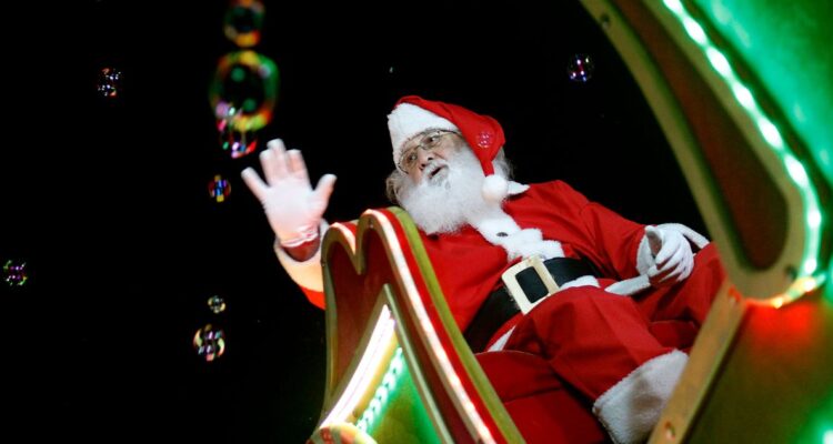 Conoce las 4 comunas del país por dónde pasará la Caravana Navideña de Coca-Cola y cómo saber el recorrido para poder ver al Viejito Pascuero.