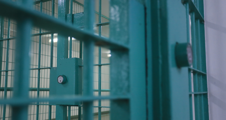 Interior de celda de cárcel para condenados por robo en Achao