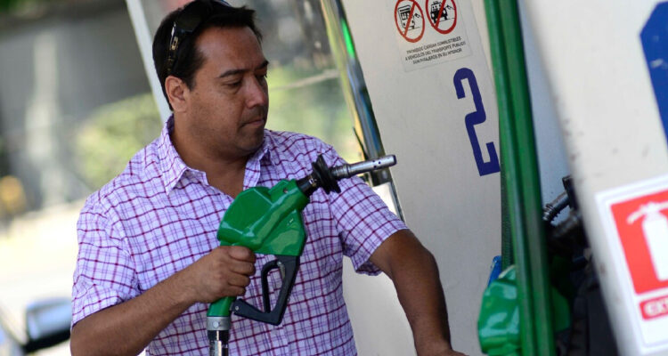 Hombre cargando combustible