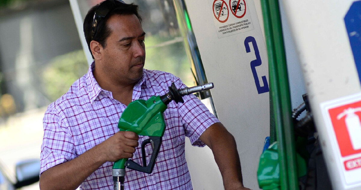 Hombre cargando combustible