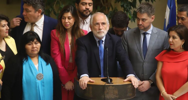 Oposición alista AC contra ministro Montes: tendrá 5 capítulos y apunta a falta de control jerárquico