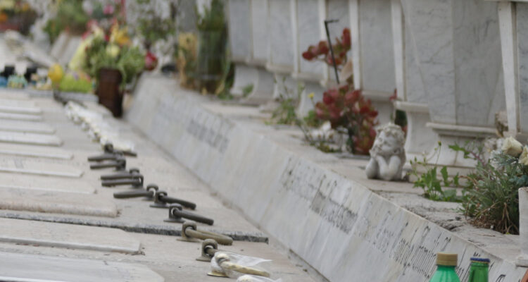 Ni los muertos se salvan de la delincuencia: Preocupación en Los Ángeles por robos en el cementerio