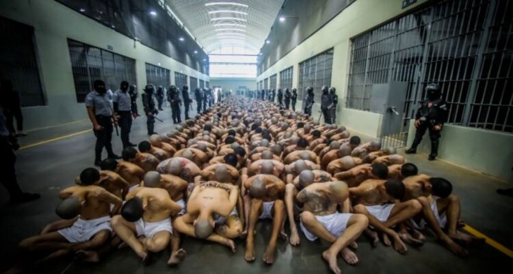Así fue la cena de navidad en la megacárcel de Bukele en El Salvador según un reportaje hecho por la BBC dentro del sitio penitenciario.