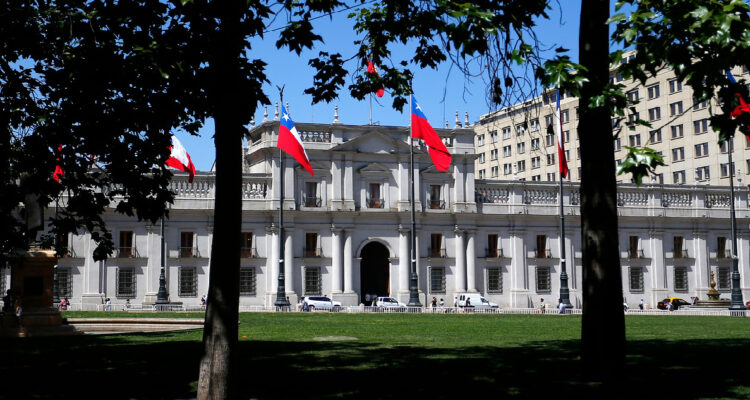 Frontis del Palacio de La Moneda con banderas izadas