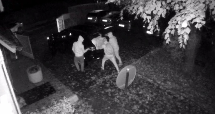 Momento en que los chilenos roban la caja fuerte el 17 de noviembre