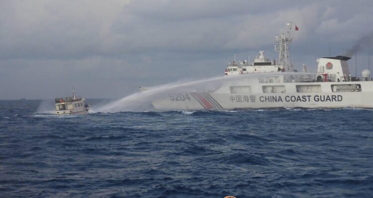 Guardia Costera china (d) disparando un cañón de agua contra un barco operado por la Armada de Filipinas