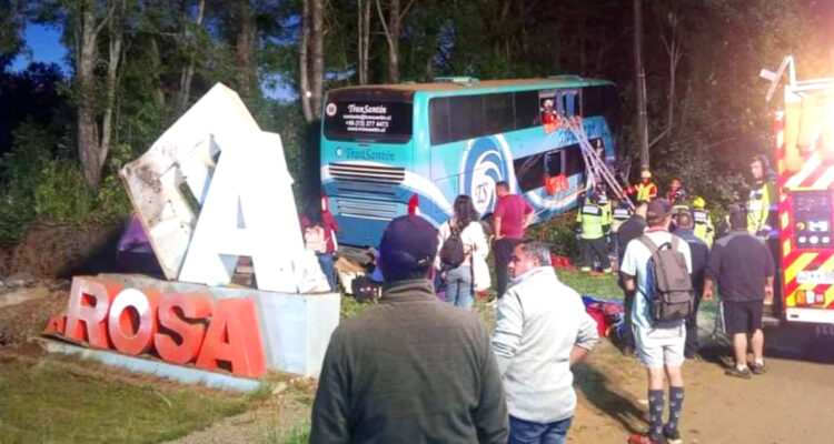 Choque de bus contra letras de Gorbea deja al menos seis personas heridas