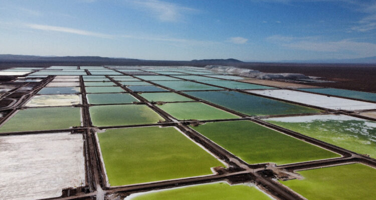 Vista aérea de instalaciones SQM en el Salar de Atacama