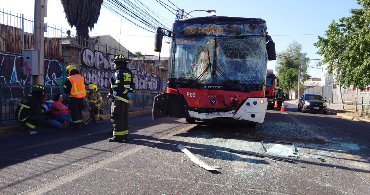Colisión entre dos buses RED en Santiago