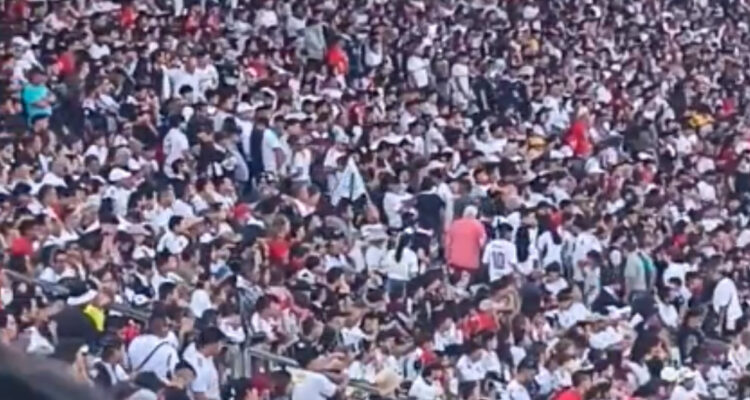 Colo Colo hinchas yendose del Monumental
