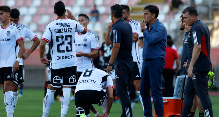 Colo Colo anuncia la salida de 3 criticados jugadores tras la salida de Gustavo Quinteros.