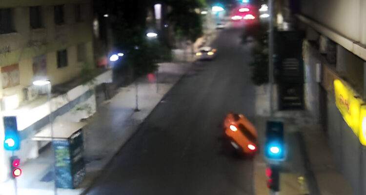 Capturan a cómplices de motochorros que huían con celulares robados en Santiago: auto terminó volcado