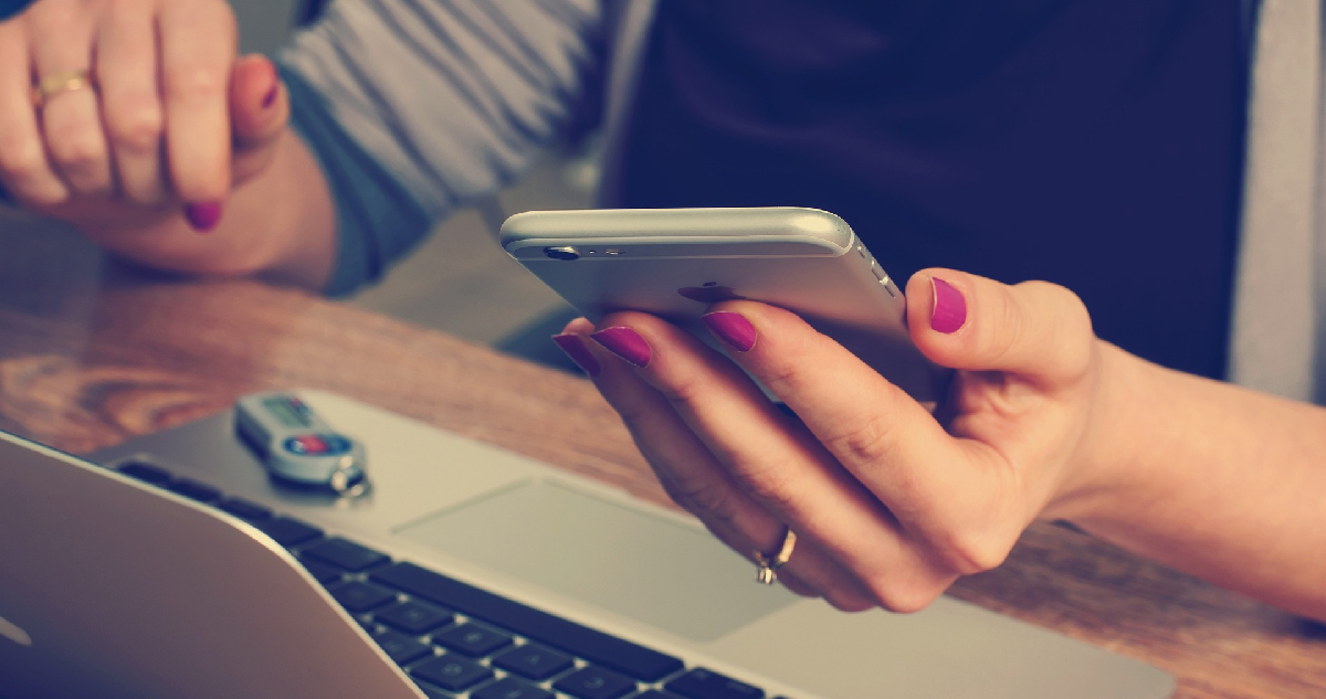 fotografía contexto de una mujer con un notebook y un celular