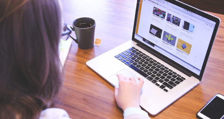 Una mujer utilizando una mac