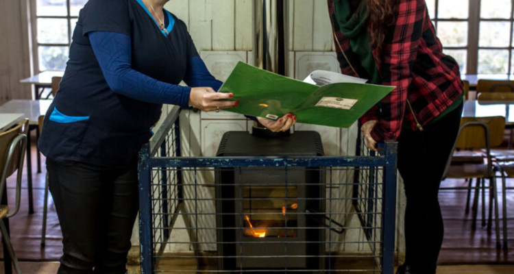 Escándalo por libros de clases alterados en Gorbea: dejan sin efecto sumario a directora de escuela