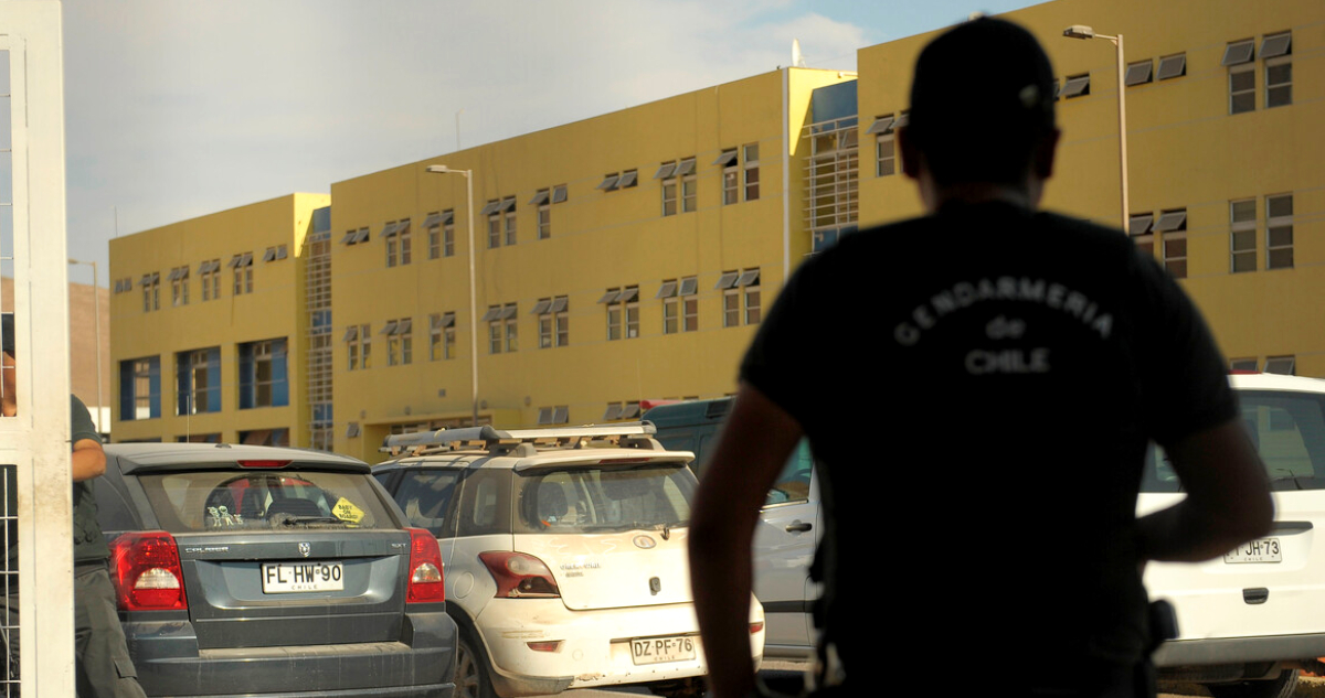 Acusan de estafa a gendarme en penal de Puerto Montt: no habría concretado pago de sueldos por taller