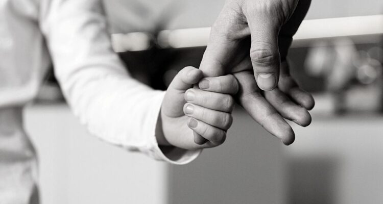 Mujer denuncia que sus hijas fueron secuestradas en Valparaíso: la atacaron y dispararon en la pierna