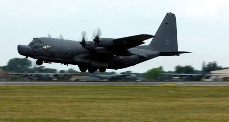Hércules C-130 llega a Chile para combatir incendios forestales: tendrá su base en Los Ángeles