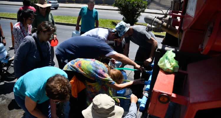 Personas cargan agua debido al corte ocasionado del día domingo en la desoladora norte (a las afueras de la ciudad de Antofagasta)