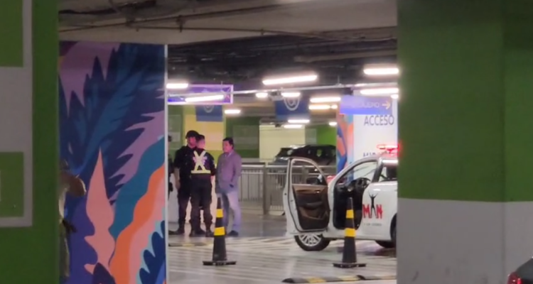 Estacionamientos del Costanera Center.