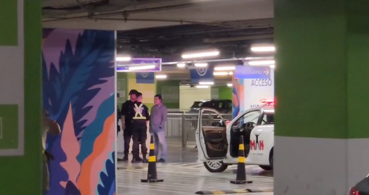 Estacionamientos del Costanera Center.