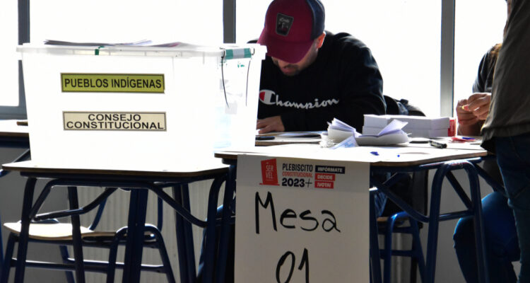Consejera del Servel explica por qué hay vocales de mesa que se han repetido tantas veces