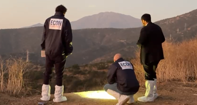 En el kilómetro 16 de la cuesta Barriga, en Curacaví, Carabineros descubrió un cuerpo no identificado envuelto en un cobertor, con indicios de fuego en un socavón.