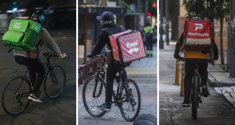 tres hombres en una bicicleta con distintas mochilas de reparto