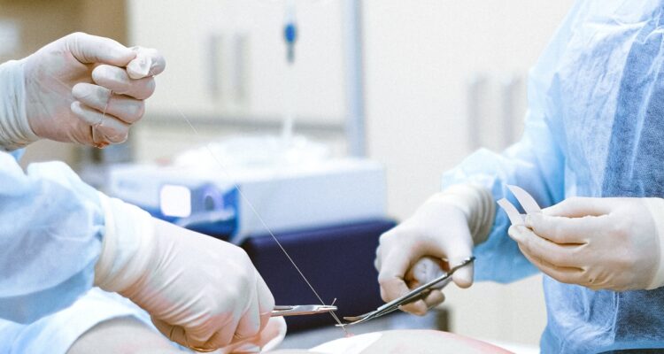 Denuncian a médico de operar ebrio a paciente en Los Àngeles: afirma que acusación es falsa