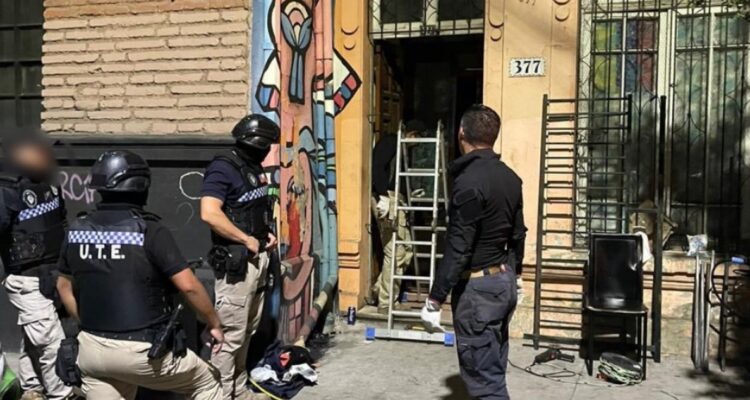 Tres detenidos en desalojo de casa tomada en Santiago: se incautaron drogas y armas