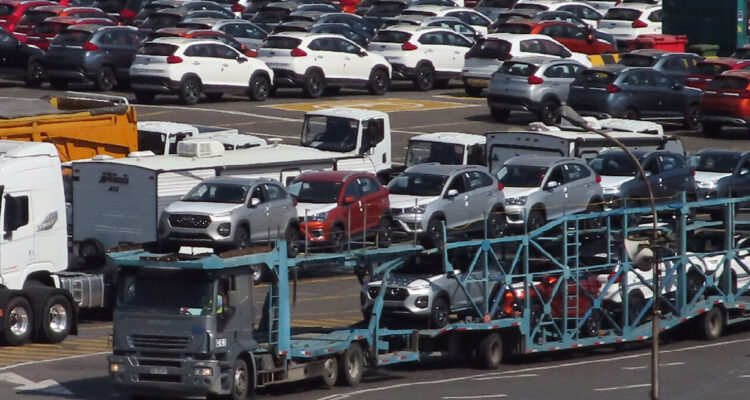 Desembarque de vehículos en el puerto de San Antonio