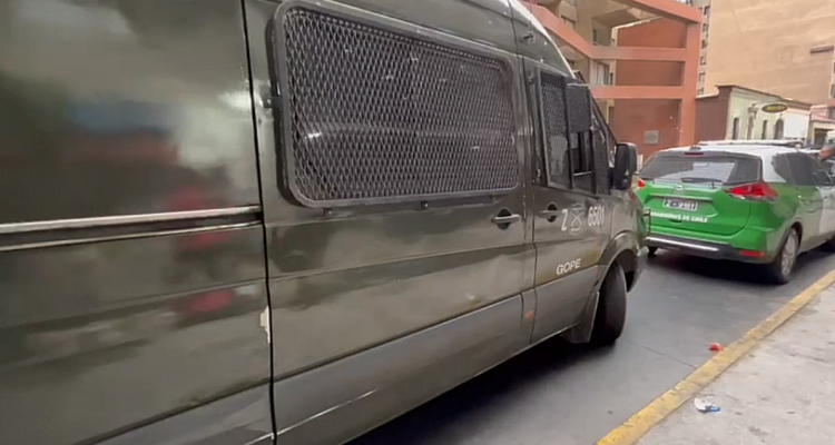 Detienen a seis extranjeros tras allanamientos por extorsión y tráfico de drogas en Santiago