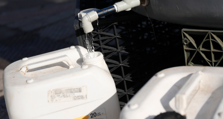 De acuerdo a la empresa sanitaria Aguas Antofagasta, una redistribución del caudal permite avanzar en esta restitución del servicio; que en todo caso corresponde a menos del 10% de las personas que se han visto afectadas por el corte de agua desde el domingo pasado.