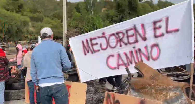 Maule: Vecinos bloquean camino Los Cristales en protesta por mal estado de la ruta