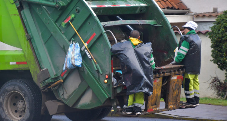 Reanudan recolección de basura en Valdivia tras paro de advertencia de trabajadores