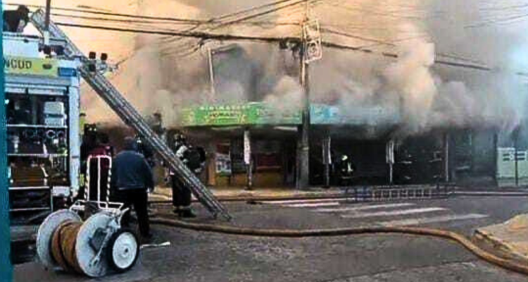Incendio arrasa con edificio de la Cámara de Comercio Detallista de Ancud: más de 20 afectados