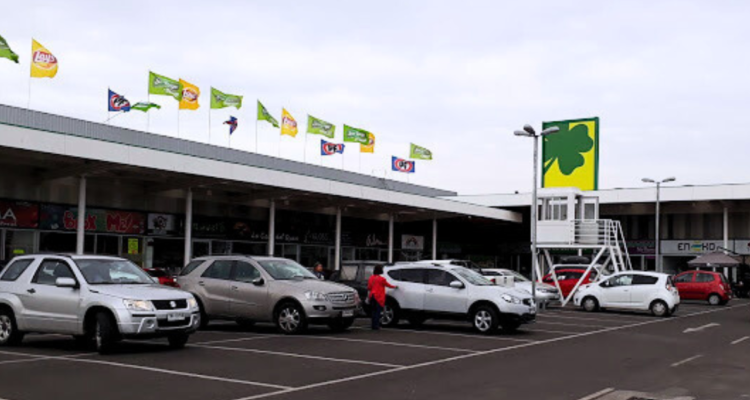 Detienen a 3 sujetos por intento de robo de una camioneta a afueras de supermercado de Los Ángeles